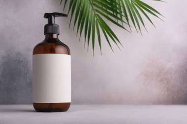 Geri dönüşümlü plastik pompa şişesi. Sahte beyaz etiketli. Salon tedavisi konsepti, minimalizm marka paketleme maketi.