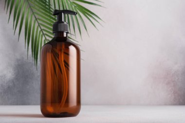 Palmiye yaprakları için geri dönüşümlü plastik pompa şişesi. Spa ve sağlık konsepti, minimalizm marka paketleme maketi.