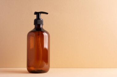 Geri dönüşümlü plastik pompa şişesi. Minimalizm marka paketleme maketi.