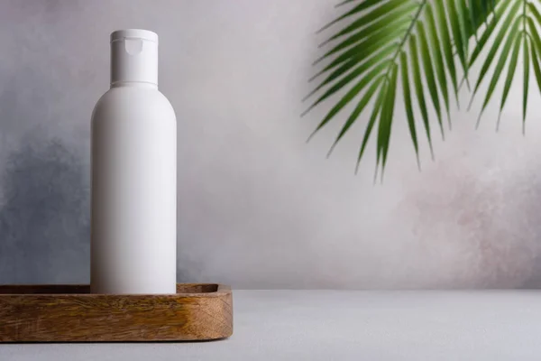 白色空白包装的化妆品塑料瓶与棕榈叶 浴室和梳妆品 — 图库照片