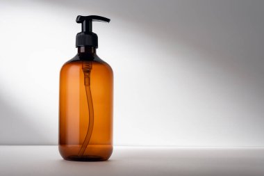 Model için tek kahverengi pompa şişesi. Sürdürülebilirlik ve çevre dostu yaşam tarzı ürün kavramı.