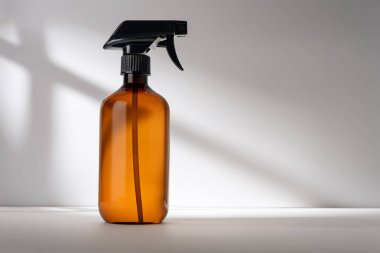 Model için tek bir kahverengi sprey şişesi. Sürdürülebilirlik ve çevre dostu yaşam tarzı ürün kavramı.