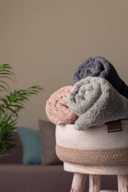 Pamuk halat sepeti ve yuvarlanmış pastel renkler odanın içinde havlular. 