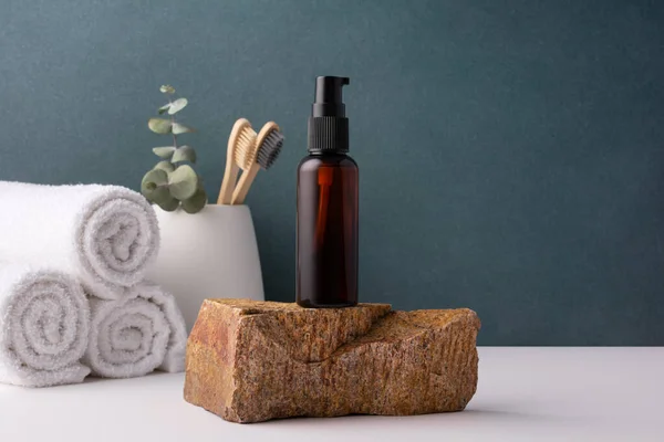 在最小的浴室内部装有分配器的化妆品棕色瓶子 用于模拟 天然有机化妆品包装设计 — 图库照片