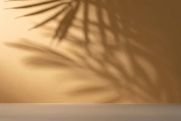 Gele Achtergrond Met Palmbladeren Schaduwen Achtergrond Van Tropisch Zomers Concept — Stockfoto