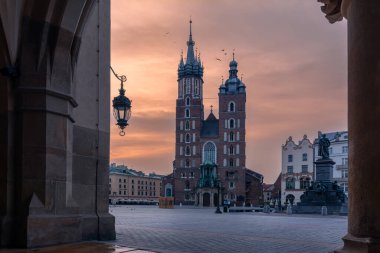 Polonya, Krakow 'un eski şehir merkezi. Pazar meydanı ve St. Mary katedrali ile gün doğumu manzarası