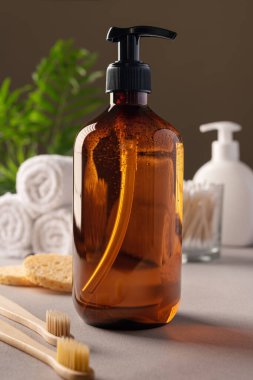 Kahverengi şeffaf kozmetik şişesi. Banyo içinde. Model ve markalaşma için. Kozmetik ürünler için bir şişe şablonu.. 