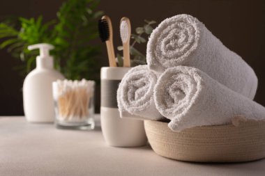 Banyo ve spa konsepti. Beyaz havlular, bambu diş fırçaları ve diğer banyo aksesuarları..
