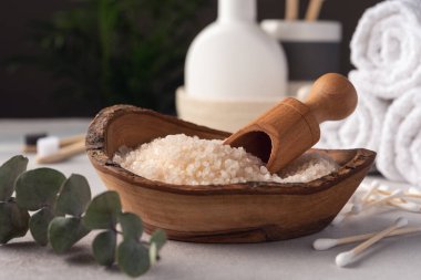 Deniz tuzu, havlu ve diğer banyo aksesuarları. Günlük vücut bakımı konsepti, organik banyo ürünleri.