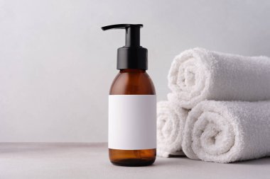 Organik kozmetik konsepti ya da ürün modeli için kahverengi pompa şişesi olan bir hayat. Cilt bakımı, kaplıca ve sağlık konsepti hala hayat.