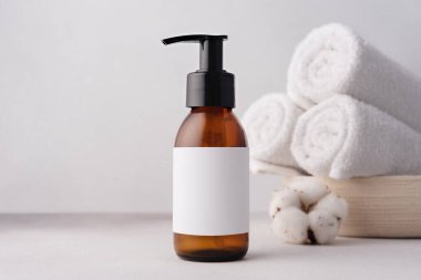 Organik kozmetik konsepti ya da ürün modeli için kahverengi pompa şişesi olan bir hayat. Cilt bakımı, kaplıca ve sağlık konsepti hala hayat.