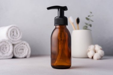 Organik kozmetik konsepti ya da ürün modeli için kahverengi pompa şişesi olan bir hayat. Cilt bakımı, kaplıca ve sağlık konsepti hala hayat.