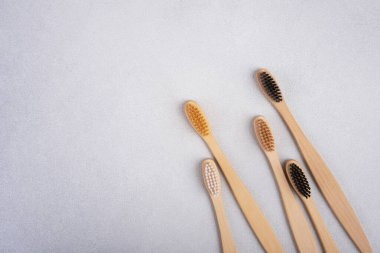 Sürdürülebilir yaşam tarzı kavramı için gri arka planda bambu diş fırçaları