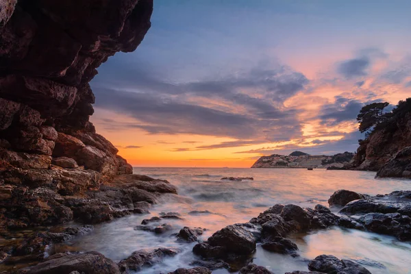 Zachód Słońca Krajobraz Morski Kamienistą Plażą Chorwacka Koncepcja Podróży Długa — Zdjęcie stockowe