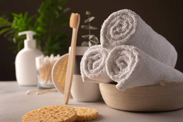 Koncepcja Łazienki Spa Białe Ręczniki Bambusowe Szczoteczki Zębów Inne Akcesoria — Zdjęcie stockowe