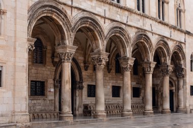 Dubrovnik 'in eski binasının ön cephesinde. Antik mimarinin ayrıntıları.