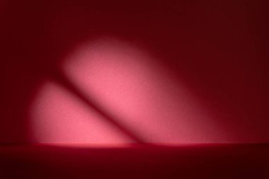 Ürün sunumu için soyut kırmızı stüdyo arka planı. Ekran ürünü için pencerenin gölgeleriyle arkaplan.