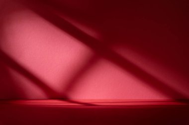 Ürün sunumu için soyut kırmızı stüdyo arka planı. Ekran ürünü için pencerenin gölgeleriyle arkaplan.