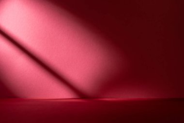 Ürün sunumu için soyut kırmızı stüdyo arka planı. Ekran ürünü için pencerenin gölgeleriyle arkaplan.