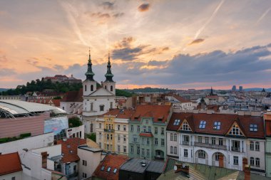 Spilberk Şatosu, Morawia, Çek Cumhuriyeti, Avrupa ile birlikte Brno şehri panoramik manzaralı gün batımı şehri.