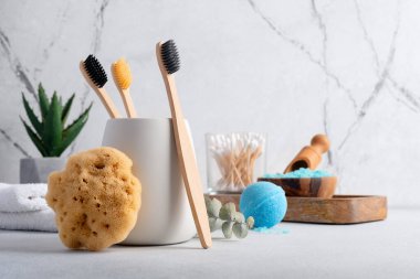 Çevre dostu banyo aksesuarları bambu diş fırçaları ve doğal deniz süngeri. Sıfır atık spa ve banyo ürünleri. 