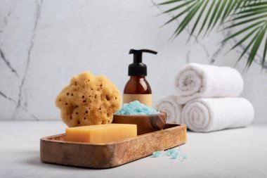 Mavi deniz tuzu, doğal yabani sünger ve ev yapımı sabunla kaplıca seti. Sürdürülebilir ayrılma kavramı.