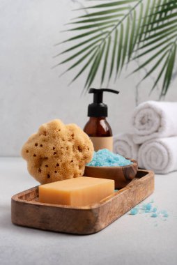 Mavi deniz tuzu, doğal yabani sünger ve ev yapımı sabunla kaplıca seti. Sürdürülebilir ayrılma kavramı.