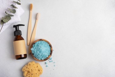 Çevre dostu banyo aksesuarları: bambu diş fırçaları, doğal deniz süngeri ve banyo tuzu. Sıfır atık spa ve banyo ürünleri. 