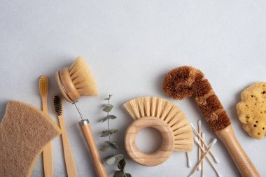 Gri arka planda çevre dostu tuvalet malzemeleri ve mutfak ürünleri seti. Sıfır sürdürülebilir yaşam tarzı kavramı.