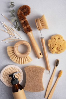 Gri arka planda çevre dostu tuvalet malzemeleri ve mutfak ürünleri seti. Sıfır sürdürülebilir yaşam tarzı kavramı.