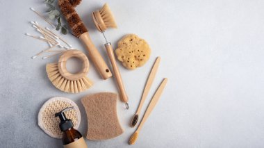 Gri arka planda çevre dostu tuvalet malzemeleri ve mutfak ürünleri seti. Sıfır sürdürülebilir yaşam tarzı kavramı.