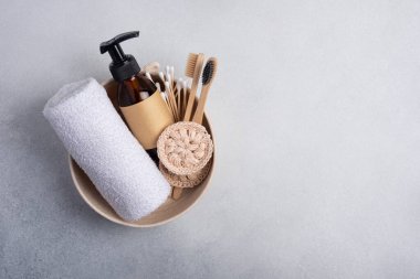 Çevre dostu ve kişisel bakım için sıfır atık tuvalet malzemesi. Bambu diş fırçaları, pamuk tomurcuklar ve sepetteki pamuk yüz pedleri