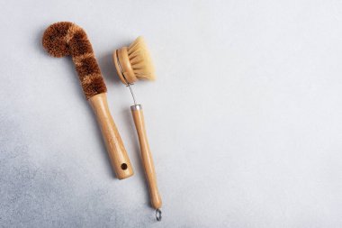 Tabak fırçaları. Mutfak temizliği konsepti sıfır. Sürdürülebilir yaşam tarzı için çevre dostu doğal temizlik araçları ve ürünleri.