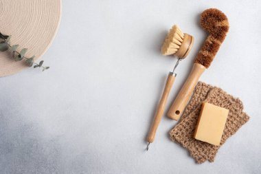 Tabak fırçaları. Mutfak temizliği konsepti sıfır. Sürdürülebilir yaşam tarzı için çevre dostu doğal temizlik araçları.