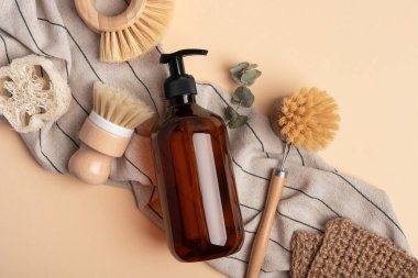 Sürdürülebilir yaşam tarzı için çevre dostu temizlik araçları. Dispanser şişesi, jüt bez ve eko bulaşık fırçası..