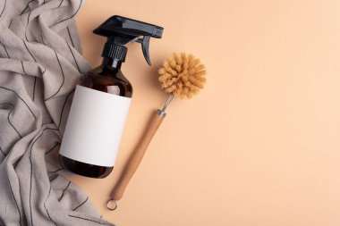 Eko ahşap bulaşık fırçası ve sprey şişesi. Çevre dostu yaşam tarzı için mutfak temizleme konsepti.