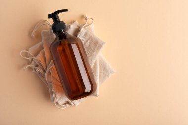 Doğal renk pamuk eko torbaları ve yeniden kullanılabilir kahverengi şişe. Sıfır atık.