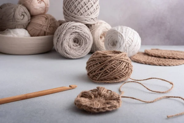 Serviette Ronde Jute Spirale Crochet Bois Sur Fond Gris Concept — Photo
