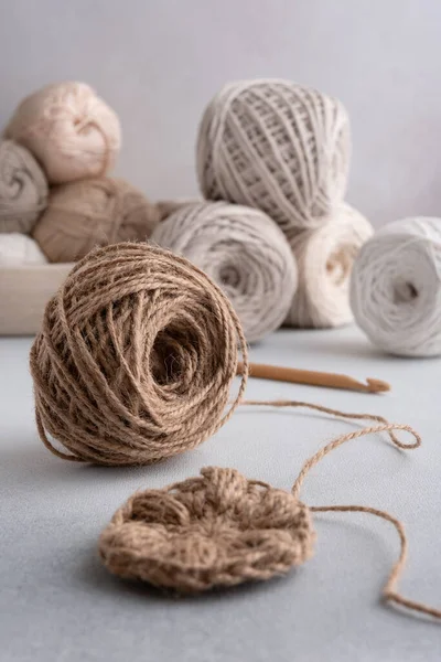 Serviette Ronde Jute Spirale Crochet Bois Sur Fond Gris Concept — Photo