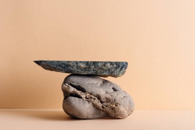 Boş doğal taş ürün görüntüleme arka planı veya boş kozmetik podyum sahnesi. Güzellik ürünleri için arka plan.