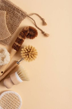 Bulaşık fırçası ve çamaşır ile sıfır atık mutfak temizlik konsepti. Sürdürülebilir yaşam tarzı için çevre dostu doğal temizlik araçları.