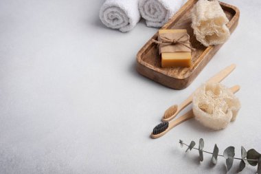 Çevre dostu banyo ürünleri. Ev yapımı sabun, lif, bez ve bambu diş fırçası. Sürdürülebilir yaşam tarzı için banyo ve spa aksesuarları. Sıfır atık.