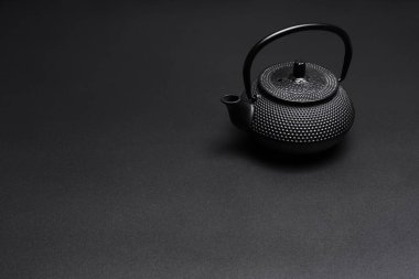 Siyah Asyalı döküm demir çaydanlık koyu arkaplanda kopyalama alanı ile