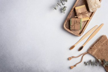 Çevre dostu banyo ürünleri. Ev yapımı sabun, lif, bez ve bambu diş fırçası. Sürdürülebilir yaşam tarzı için banyo ve spa aksesuarları. Sıfır atık.