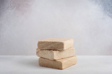 Boş doğal bej rengi taş ürün arka planı veya boş kozmetik podyum sahnesi. Güzellik ürünleri için arka plan.