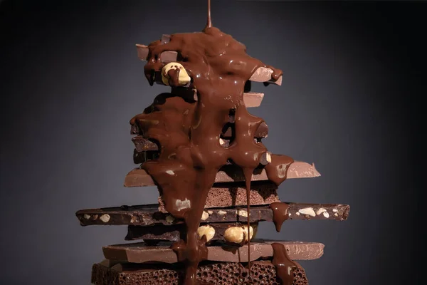 Растаявший Шоколад Наливающий Пачку Шоколадных Кусочков Тёмном Фоне Концепция Сладкого — стоковое фото