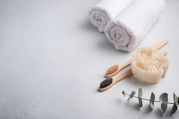 Eco Friendly Bathroom Products Loofah Bamboo Toothbrushes White Towels Bathroom — Stock Photo, Image