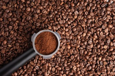 Portatif filtre, kahve ve kahve çekirdekleri. Kahve arka planı.