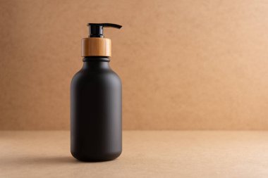 Sıvı sabun, jöle, losyon, krem, şampuan ve diğer kozmetikler için şeker pompalı siyah şişe. Boş ürün paketleme şablon tasarımı.