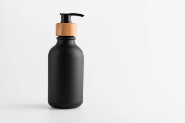 Sıvı sabun, jöle, losyon, krem, şampuan ve diğer kozmetikler için şeker pompalı siyah şişe. Boş ürün paketleme şablon tasarımı.